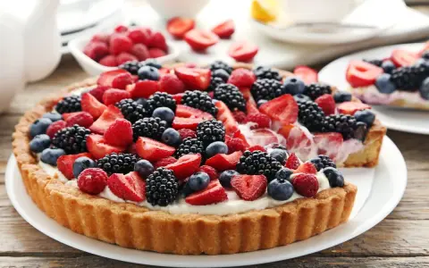 Tarta na cieście francuskim, obficie udekorowana świeżymi truskawkami, malinami, jeżynami i borówkami. Pyszny deser na letnie popołudnie.