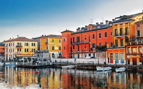 Colorate case affacciate sull'acqua, un invito a scoprire le città da visitare nel nord Italia.