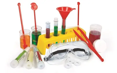 Zestaw do doświadczeń chemicznych dla klasy 7 w domu: probówki, zlewki, lejek, okulary ochronne i inne akcesoria do bezpiecznych eksperymentów.