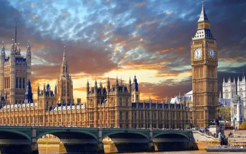 Big Ben und das Parlamentsgebäude in London bei Sonnenuntergang. Tolle London Tipps für deinen nächsten Trip!