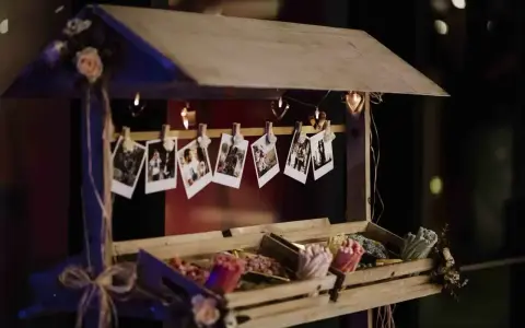 Un carrito de chuches casero decorado con fotos y luces en forma de corazón.