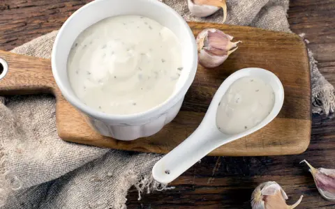 Perfekcyjny sos czosnkowy z majonezem? Zrób go w 5 min!