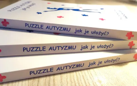 Stos książek "Puzzle autyzmu jak je ułożyć?". Pomocne materiały dla rodziców i opiekunów.