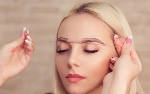 Ile trwa makijaż permanentny brwi? Sekrety długiego efektu.