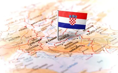 Chorwacka flaga na mapie Europy, wskazująca na trasę podróży przez Austrię i Słowenię.