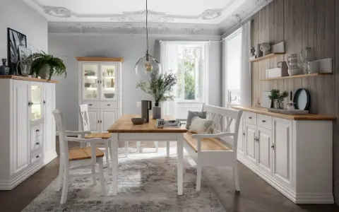 Jadalnia w stylu farmhouse: białe meble, drewniany stół, ława i kredens.