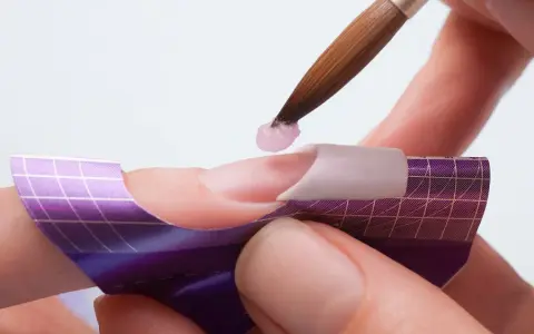 Czym przykleić sztuczne paznokcie, aby uniknąć uszkodzeń naturalnych?