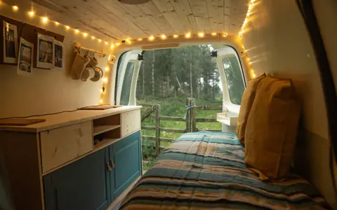Jaki bus do przerobienia na kampera? Oto najlepsze modele i porady