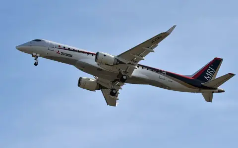 Ein Mitsubishi Regional Jet (MRJ) hebt ab. Die Mitsubishi Flugzeuge sind bekannt für ihre Effizienz.