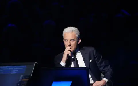 Hubert Urbański w nowej edycji "Milionerów" zastanawia się nad pytaniem.