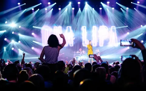 Koncert Dua Lipy, gdzie fani nagrywają jej najbardziej znane piosenki z filmów.
