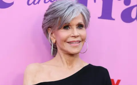Jane Fonda luce un corte de pelo corto moderno y elegante, ideal para mujeres de 60 años.