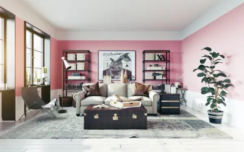 Salon z róż indyjski na ścianach. Wygodna sofa, stylowa skrzynia i regały pełne książek tworzą przytulną atmosferę.