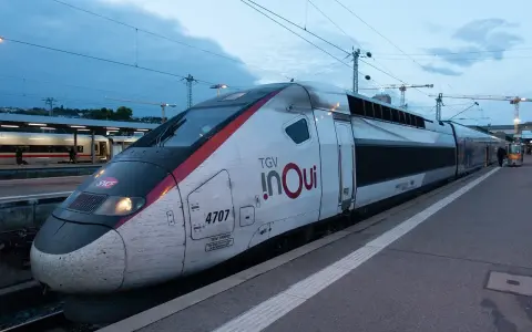 Pociąg TGV INOUI na peronie, z widocznym logo i numerem 4707.