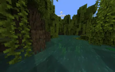 Gęsty, zielony las bagienny w Minecraft. Woda jest mętna, a drzewa porośnięte liśćmi. Idealne miejsce na poszukiwanie skarbów i przygód.