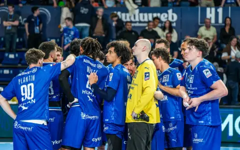 Drużyna Montpellier Handball w niebieskich strojach, skupiona przed meczem.