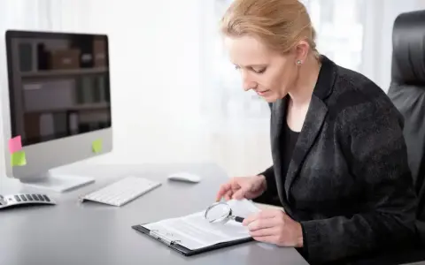 Zarobki w urzędach skarbowych: Ile zarobisz od referenta do naczelnika?