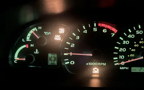 Kontrolka "CHECK ENGINE" świeci, a system VSC jest wyłączony. Wskaźniki paliwa i temperatury w normie.