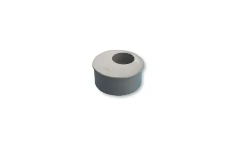 Un coude PVC 40 avec bouchon, prêt à être installé pour une canalisation.