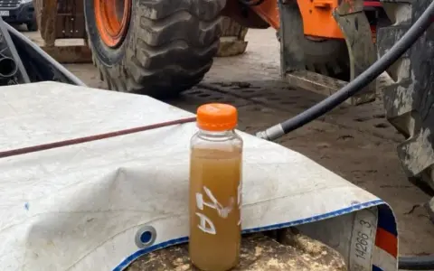 Co ile motogodzin wymiana oleju w koparce? 250 czy 500 mth?
