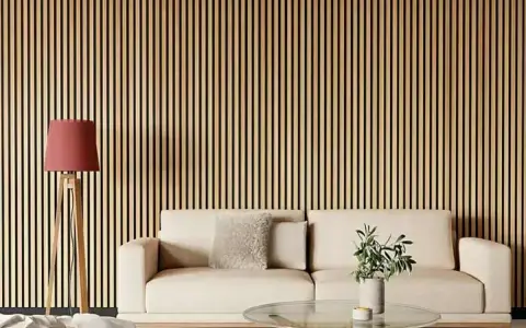 Un salón moderno con un sofá beige y una lámpara de pie, todo ello enmarcado por unas elegantes salones con madera en la pared.