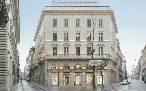 L'elegante palazzo Fendi a Roma, con le sue vetrine illuminate e un'installazione artistica, evoca lo spirito di Edoardo Fendi.