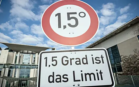 Verkehrsschilder mahnen: 1,5 Grad ist das Limit. Deutschland will klimaneutral bis 2045 sein.