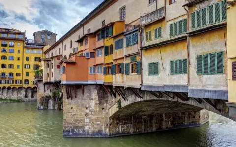 Ponte Vecchio a Firenze, un'icona da non perdere per chi visita la città. Ecco cosa vedere a Firenze in due giorni, partendo da questo gioiello.