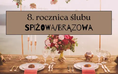 Elegancko nakryty stół na 8. rocznicę ślubu. Bukiet róż, kieliszki i świeczniki w odcieniach brązu i miedzi.