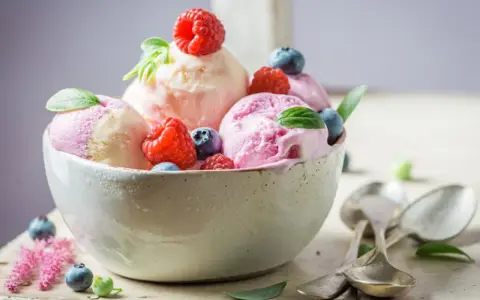 Coppa di gelato fatto in casa con frutti di bosco, perfetto per una ricetta gelato con gelatiera.