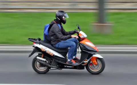 Czy motorower jest pojazdem silnikowym? Sprawdź ważne przepisy!