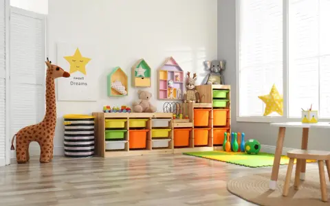 Bunte Kisten und Regale bieten tolle **Lego Aufbewahrung Ideen** für ein aufgeräumtes Kinderzimmer. Spielzeug-Giraffe und Teddybär bewachen die Ordnung.