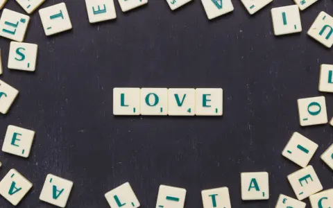 Litery układają się w "LOVE", tworząc uniwersalny język miłości.