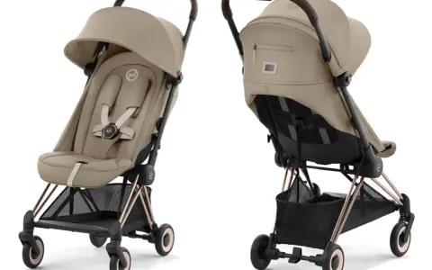 Elegancki wózek spacerowy Cybex w kolorze beżowym, z brązową rączką i złotymi elementami. Idealny na spacery.