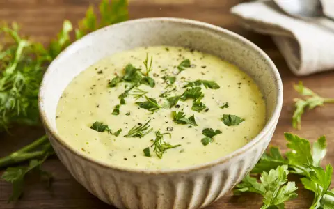 Cremige Remoulade im Schälchen, garniert mit frischer Petersilie und Dill. Ein einfaches Remoulade Rezept für jeden Anlass.