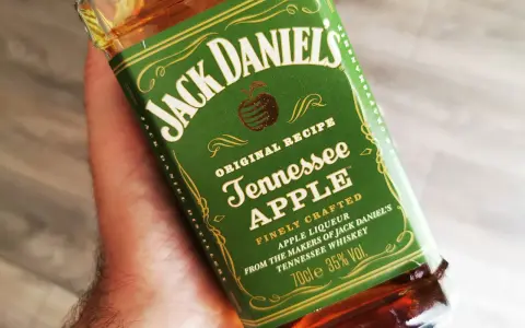 Butelka Jack Daniel's Tennessee Apple, z jabłkowym aromatem, który obiecuje wyjątkowy smak.