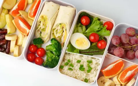 Catering dietetyczny co to? Poznaj zalety i funkcje diety pudełkowej