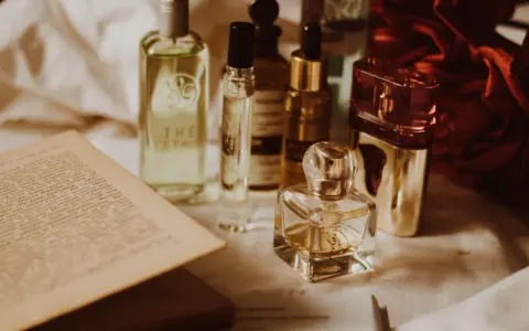 Woda toaletowa czy perfumowana? Wybierz idealny zapach dla siebie!