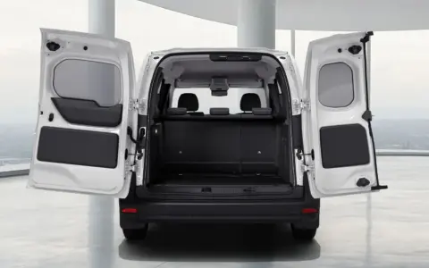 El maletero abierto de una Mercedes Citan blanca, listo para cargar.