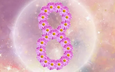 Ósemka z różowych kwiatów na tle kosmicznym. Symbolizuje 8 rok numerologiczny, czas obfitości i rozwoju.