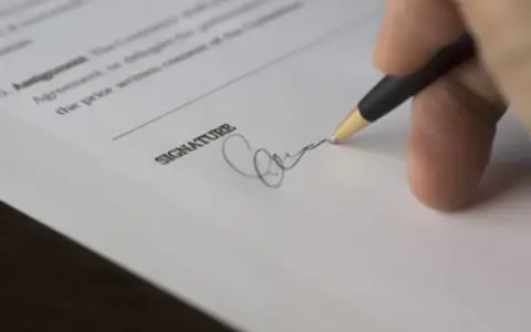 Akt notarialny: Kiedy nabiera mocy prawnej? Kluczowe zasady i wyjątki