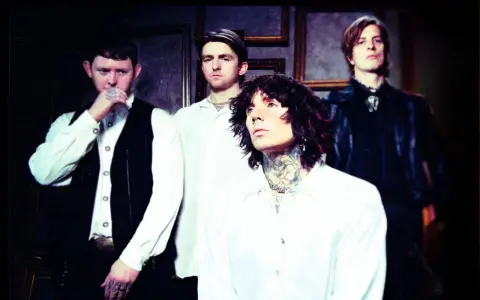 Les membres de Bring Me The Horizon posent ensemble, vêtus de blanc et de noir, dans une ambiance sombre et stylisée.