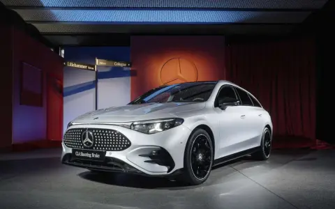 Silberner Mercedes CLA Shooting Brake Elektro auf einer Bühne, bereit für die Reise nach Köln.