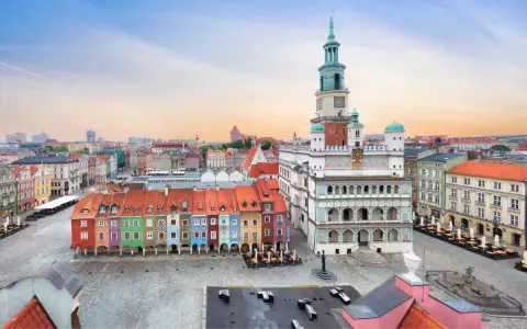 Poznański Rynek, jeden z największych rynków w Polsce, z kolorowymi kamieniczkami i renesansowym ratuszem.