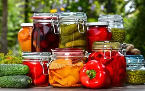 Słoiki z przetworami: ogórki, papryka, wiśnie, brzoskwinie, groszek. Pektyna co to? Naturalny zagęstnik do dżemów i konfitur.