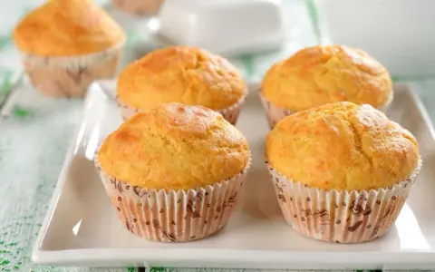 Wilgotne i puszyste muffinki na talerzu. Idealne do kawy, według prostego przepisu.