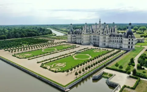 Le plus beau château de France, Chambord, se dresse majestueusement avec ses jardins à la française et un canal.