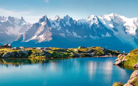 Bergsee mit Zelt und einem Wanderer, der die majestätische Mont Blanc Wanderung genießt.