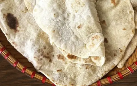 Domowy lawasz przepis na cienki, lekko przypieczony placek. Idealny do wrapów i jako dodatek do dań.