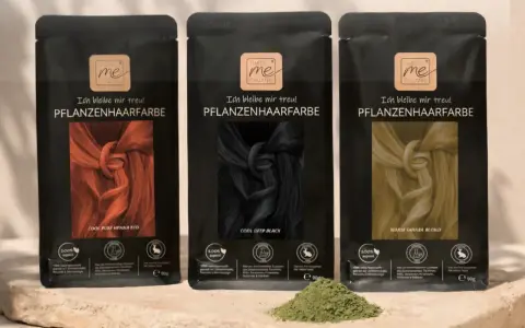Drei Packungen Pflanzenhaarfarbe in Rot, Schwarz und Blond. Natürliche hairstyling produkte für eine schonende Farbveränderung.